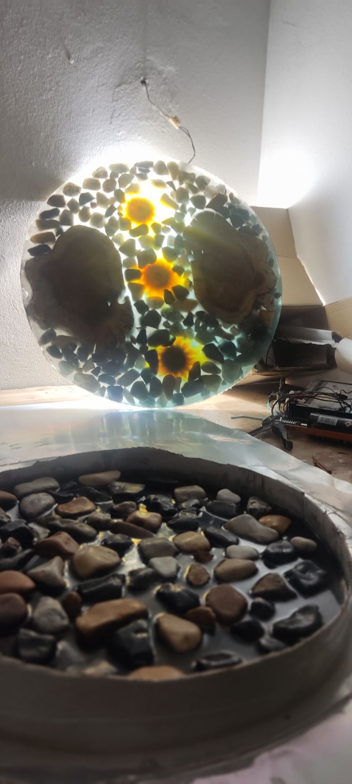 Création en résine avec tournesols et galets