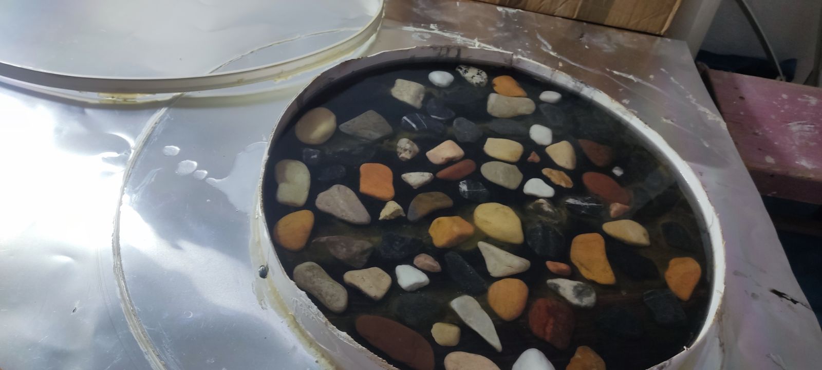 Détail des galets dans la résine