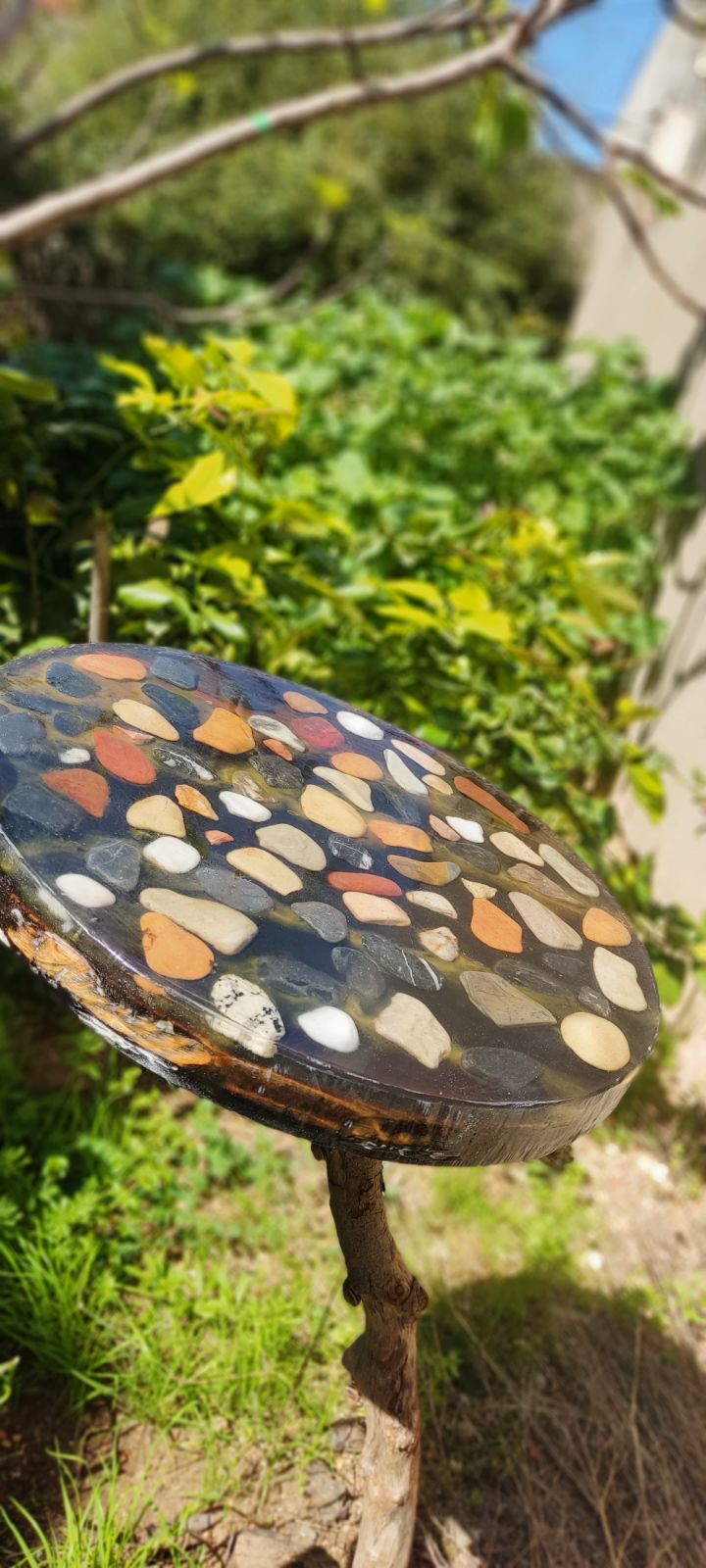 Vue latérale de la table en résine