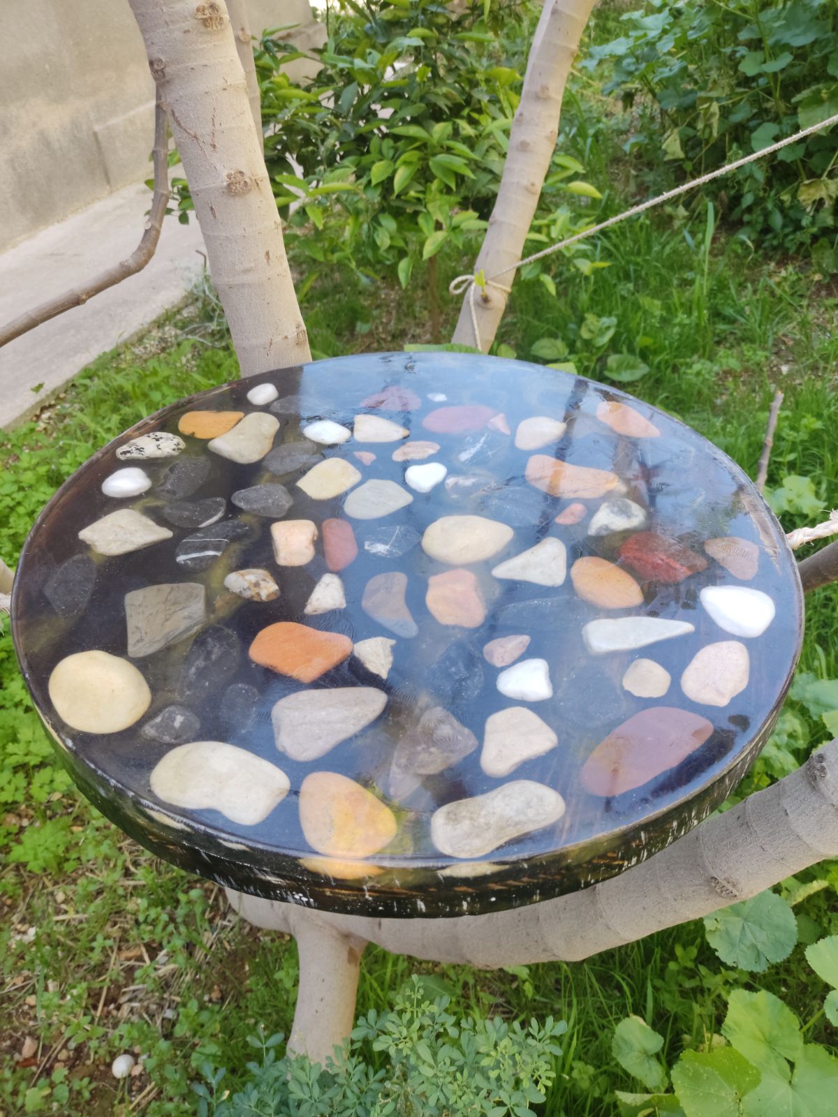 Table d'art en résine avec galets naturels